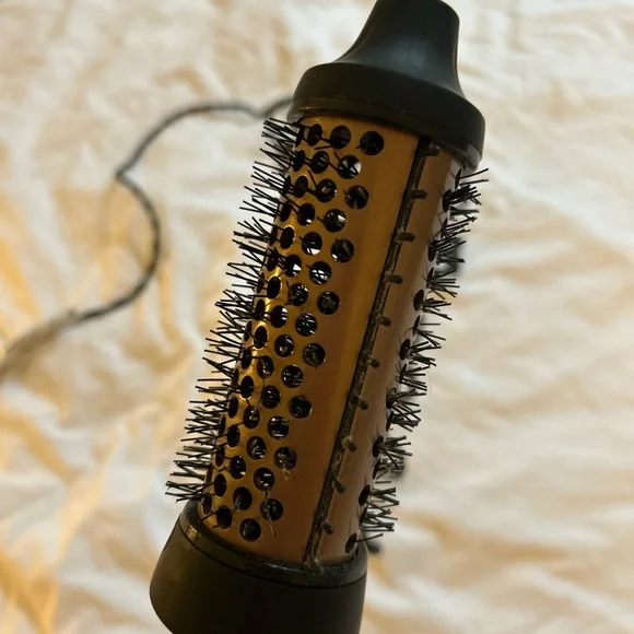 Amika blowout babe: thermal ionic hairbrush - Picture 4 of 6